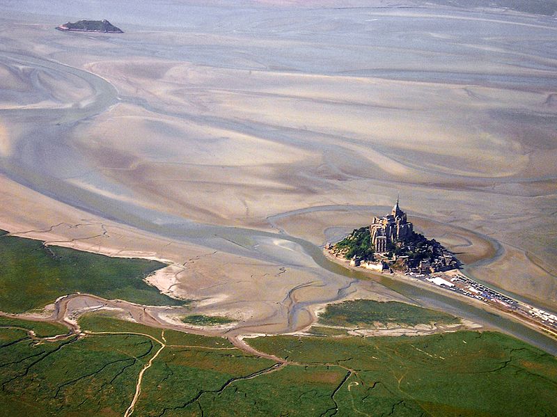 Aerial vue of Mont Saint Michel -- Par Uwe Küchler — Travail personnel, CC BY-SA 3.0, https://commons.wikimedia.org/w/index.php?curid=1190649